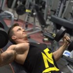 Brad Pitt Workout mit einer Hantelbank