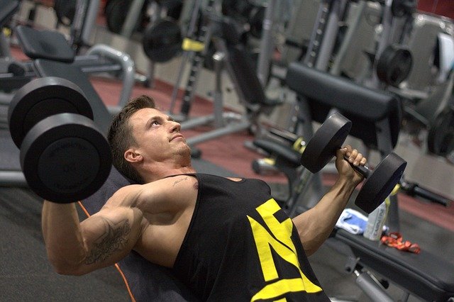 Brad Pitt Workout mit einer Hantelbank